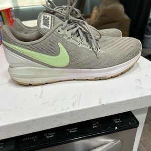 Nike Air Zoom Structure 22 in Gray and Light Green